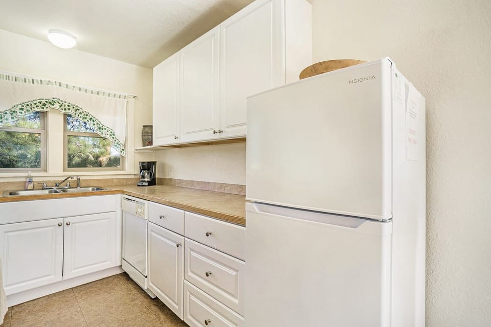 Cabin, 2 Bedrooms | Private kitchen | Fridge, oven, coffee/tea maker, electric kettle