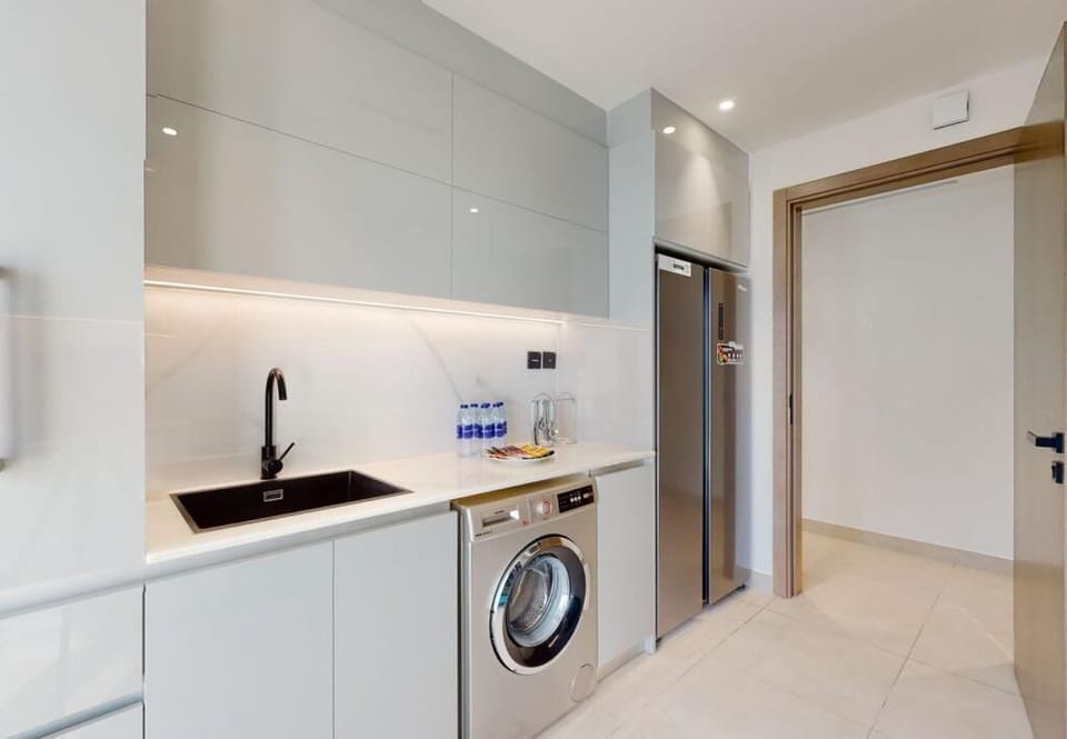Full-size fridge, microwave, oven, stovetop