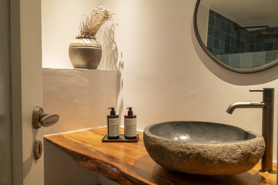 Superior Studio, Mountain View | Bathroom | Shower, rainfall showerhead, free toiletries, hair dryer