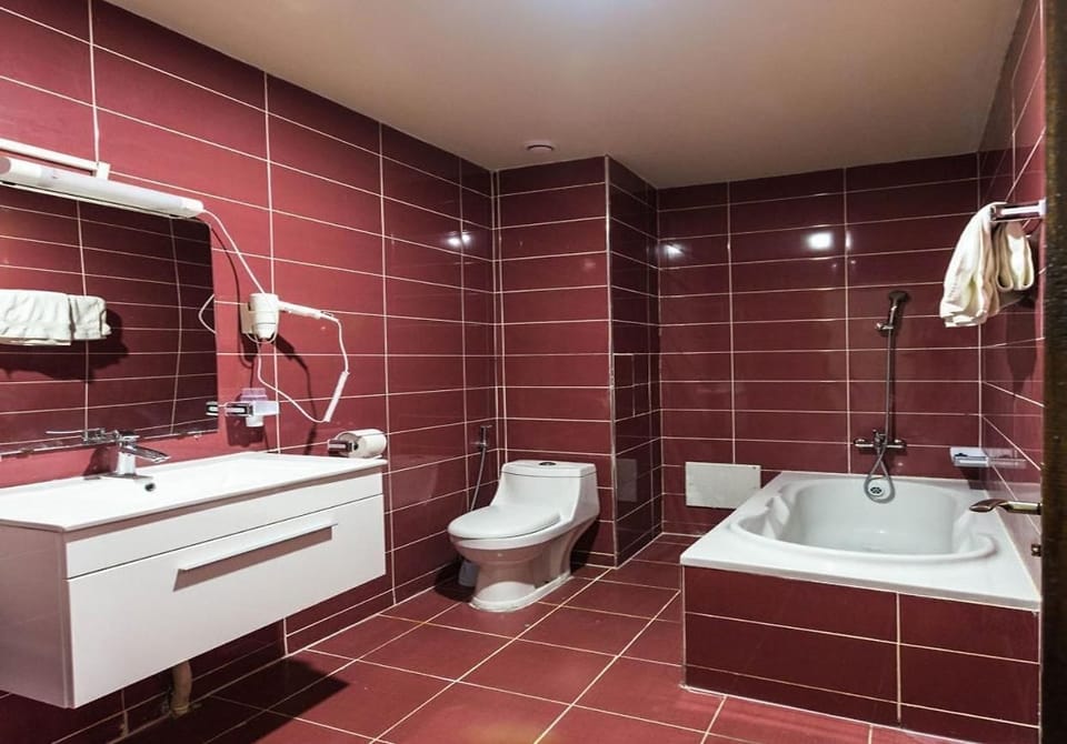 Standard Double or Twin Room | Bathroom | Shower, free toiletries, bidet, towels