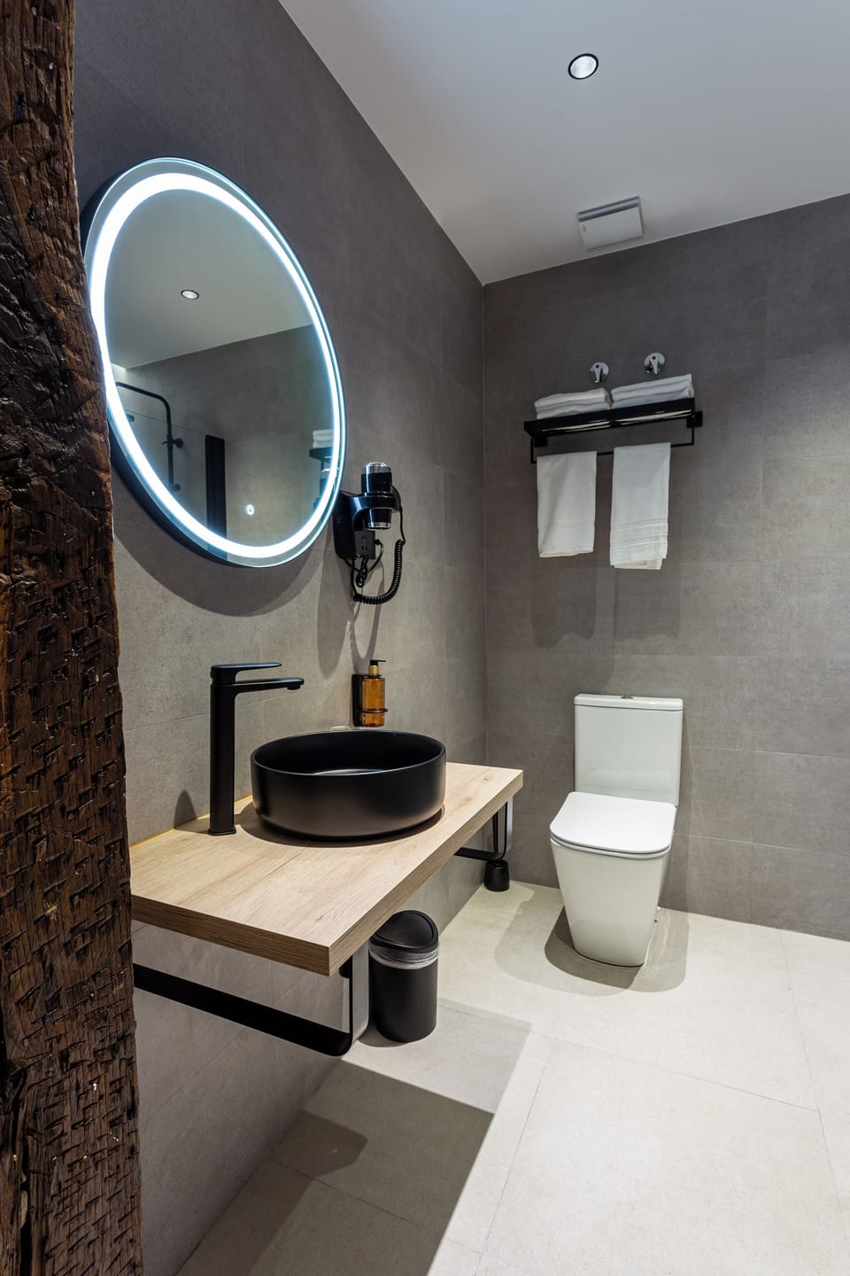 Double Room | Bathroom | Shower, rainfall showerhead, hair dryer, towels