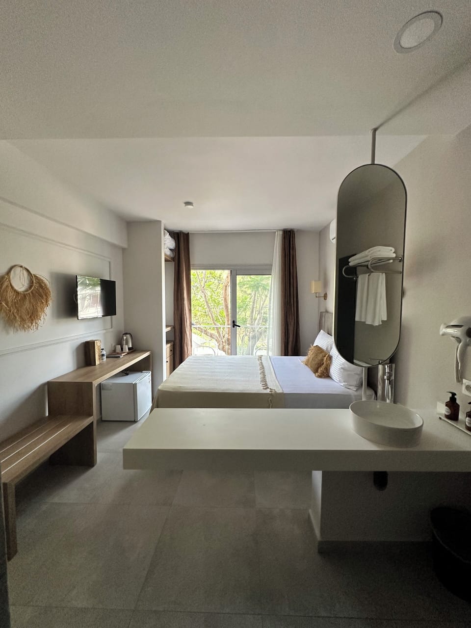 In-room safe, desk, WiFi (free), bed sheets