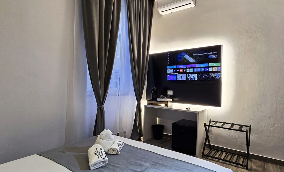 Royal Double Room | Hypo-allergenic bedding available, down comforters, memory foam beds