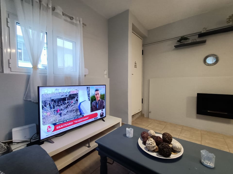 City Apartment | Living room | 55-inch Smart TV with satellite channels