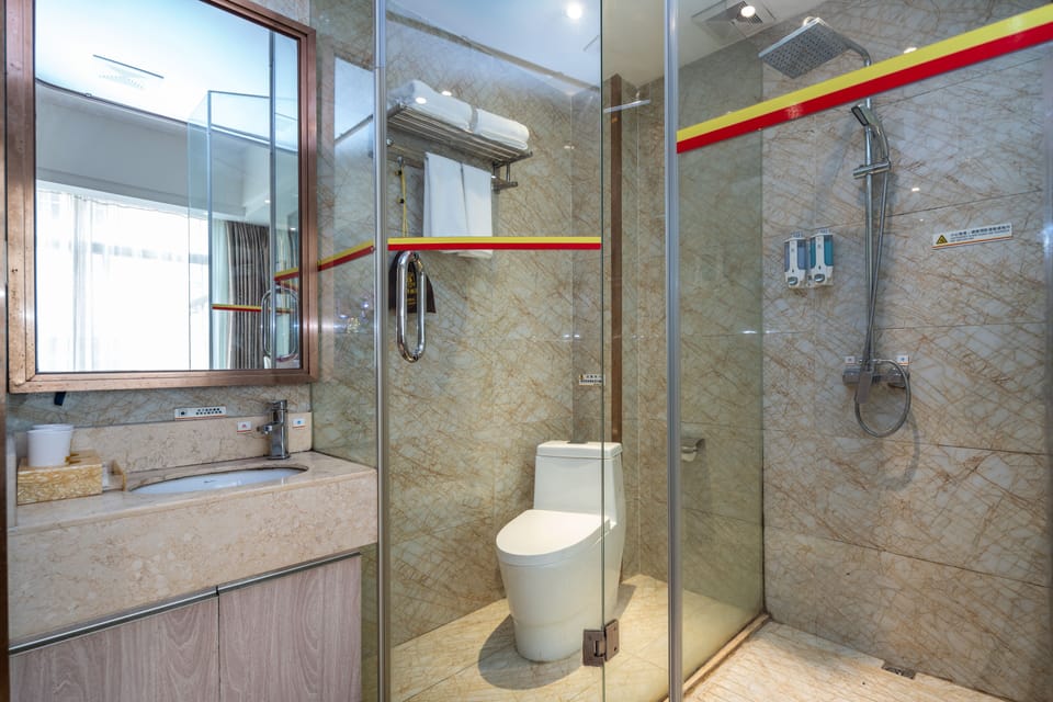 Shower, rainfall showerhead, free toiletries, hair dryer