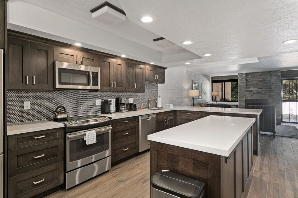 Deluxe Condo, Golf View | Private kitchen | Full-size fridge, microwave, oven, dishwasher