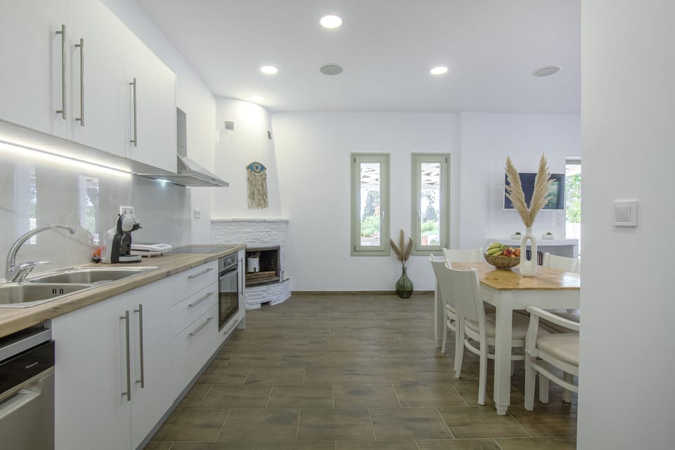 Family Apartment, 3 Bedrooms | Private kitchen | Full-size fridge, microwave, oven, stovetop