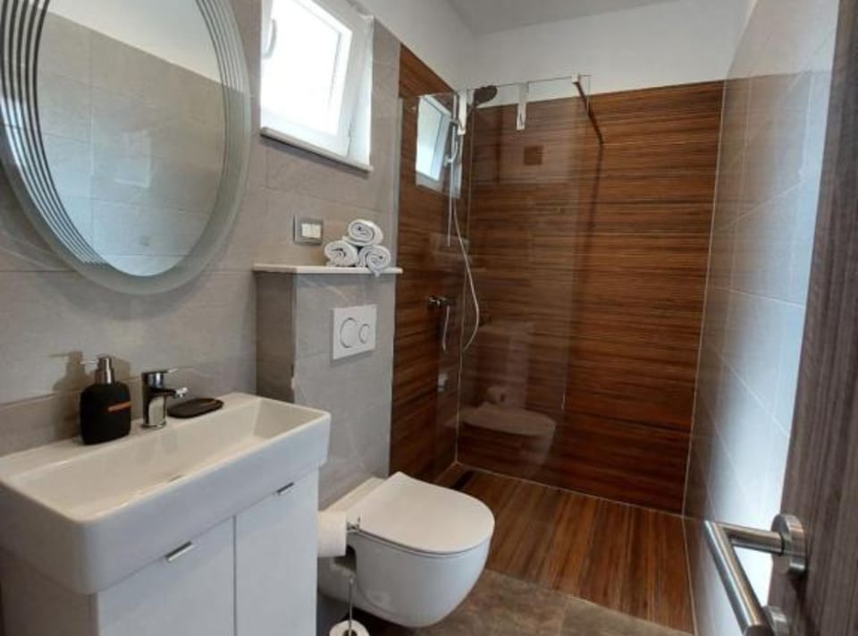 Villa (Two Bedroom Holiday Home with Terrace) | Bathroom | Shower, towels