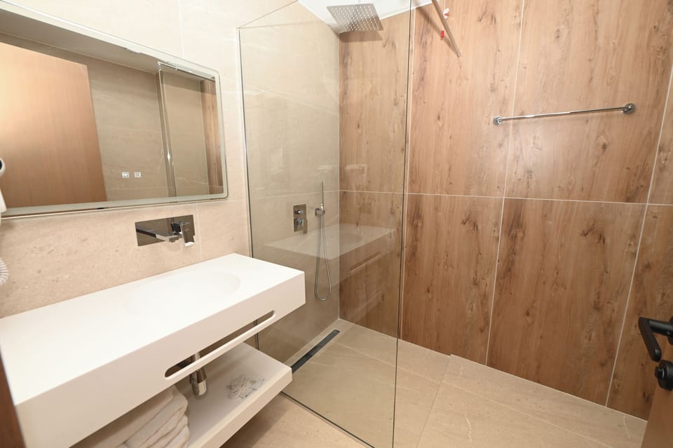 Triple Room, Balcony | Bathroom | Shower, free toiletries, slippers, bidet
