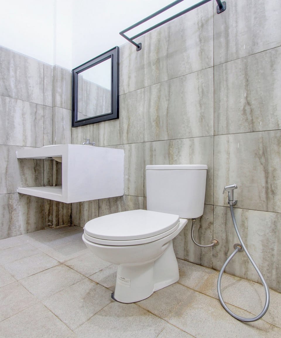 Standard Suite | Bathroom | Shower, towels
