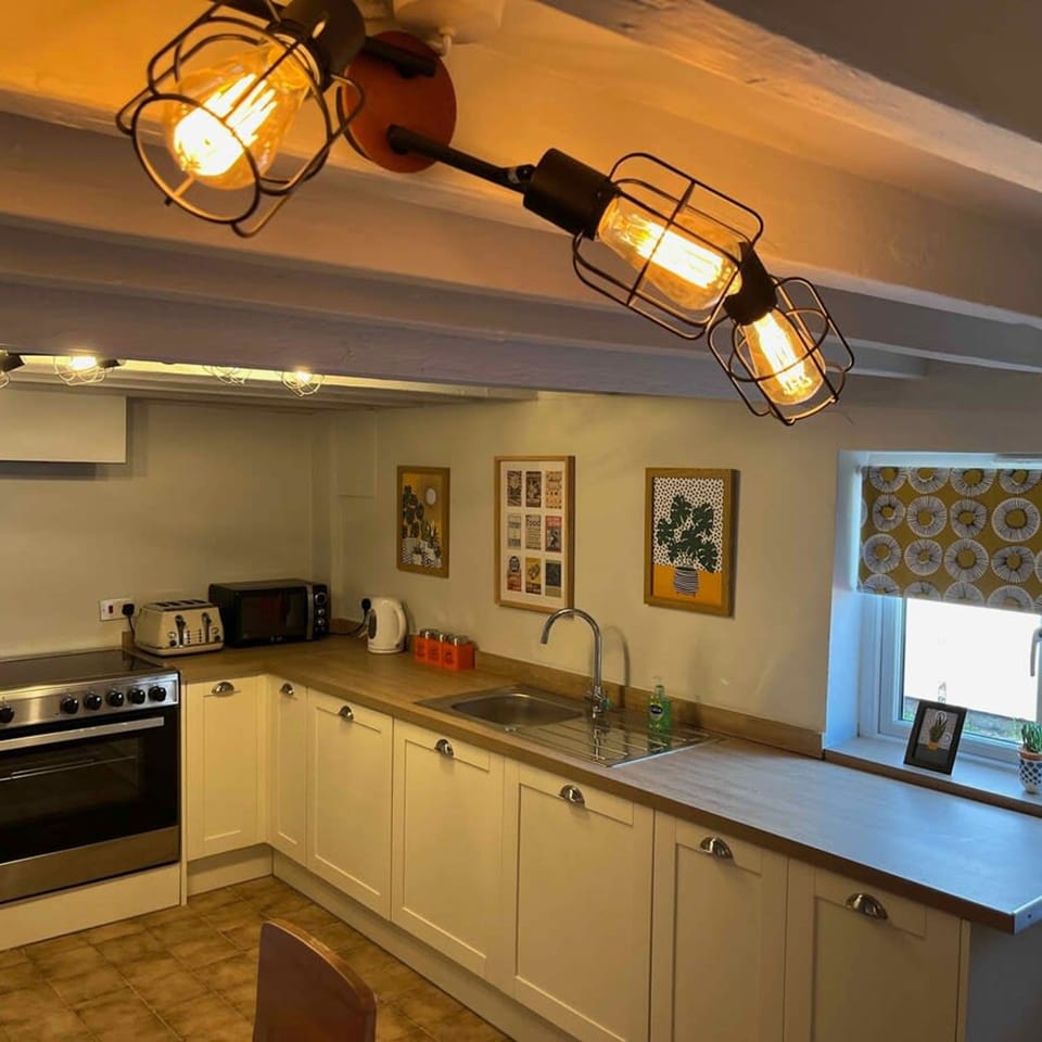 House | 4 bedrooms, desk