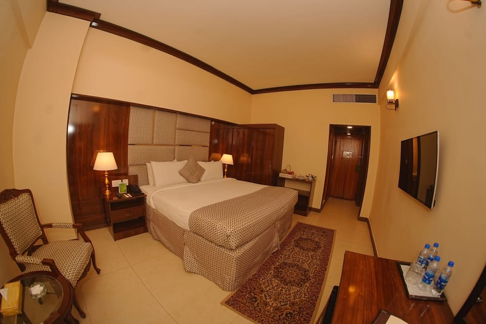Deluxe King Double | Desk, laptop workspace, soundproofing, free WiFi