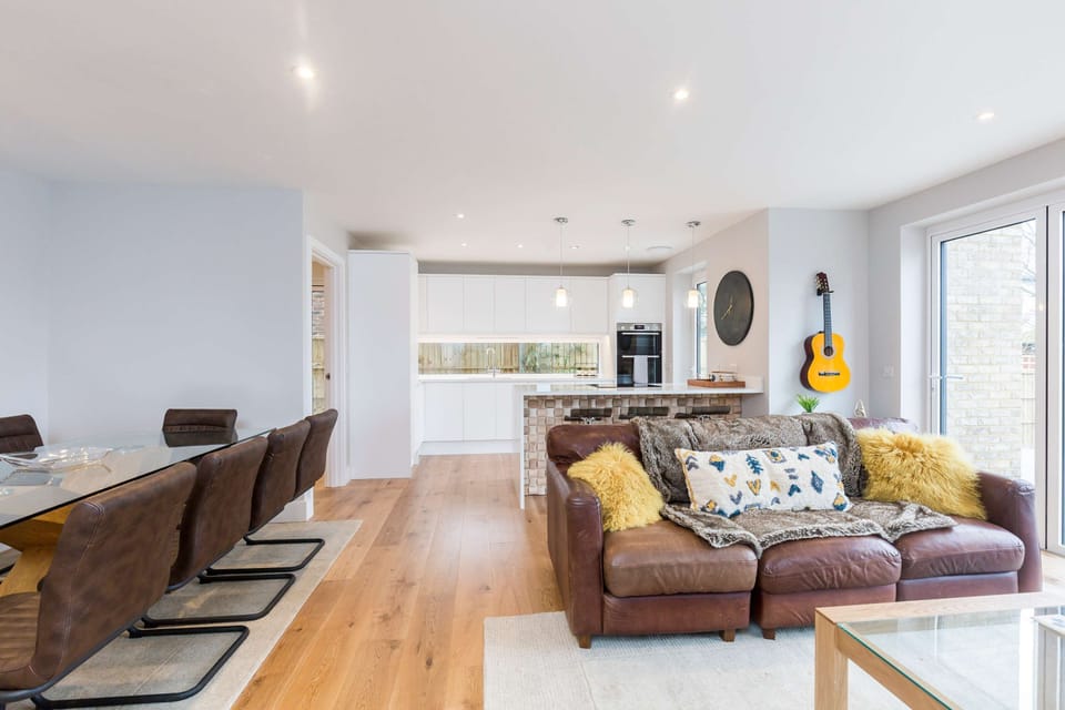 House | 4 bedrooms, desk, iron/ironing board, Internet