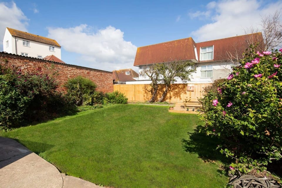 House | 6 bedrooms, iron/ironing board, Internet