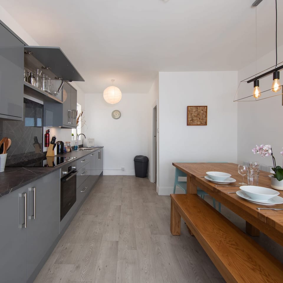 House | 10 bedrooms, iron/ironing board, Internet