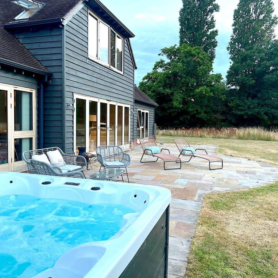 House | 6 bedrooms, iron/ironing board, Internet