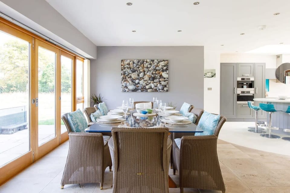 House | 6 bedrooms, iron/ironing board, Internet