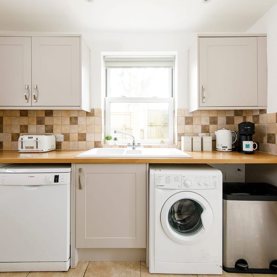 House | 4 bedrooms, iron/ironing board, Internet
