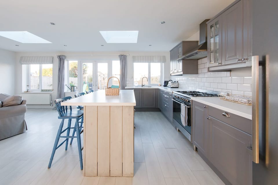 House | 4 bedrooms, iron/ironing board, Internet