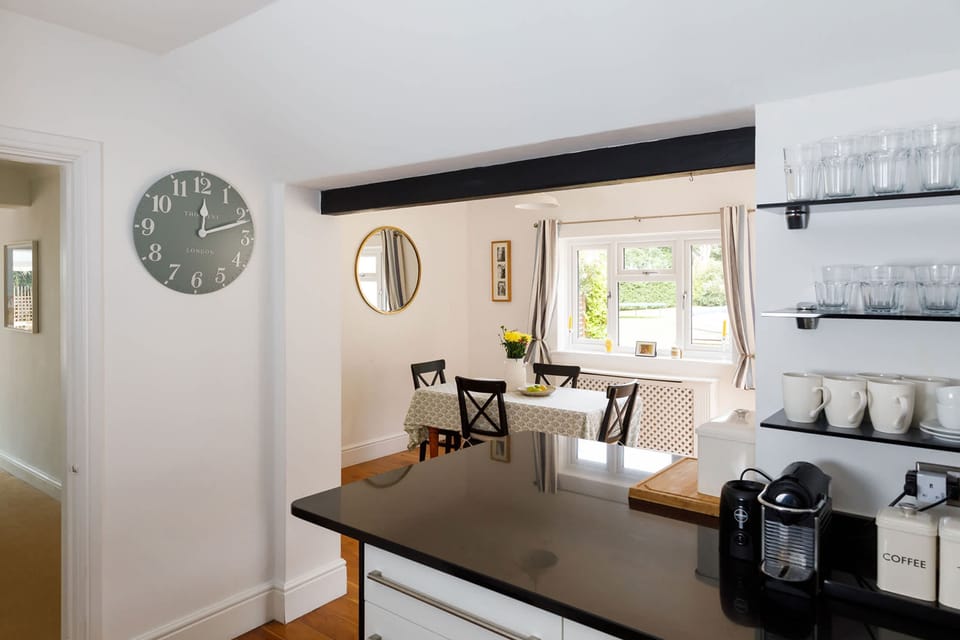 House | 5 bedrooms, desk, iron/ironing board, Internet
