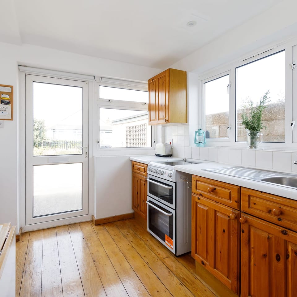 House | 3 bedrooms, desk, iron/ironing board, Internet