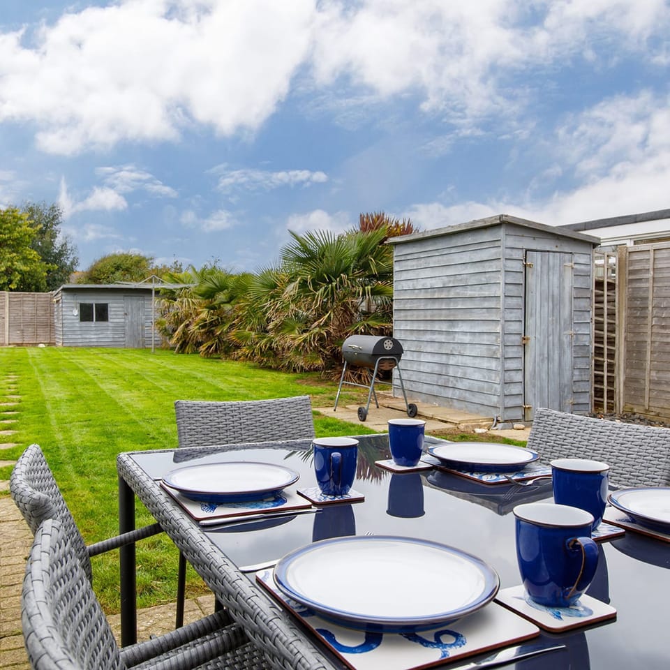 House | 4 bedrooms, desk, iron/ironing board, Internet