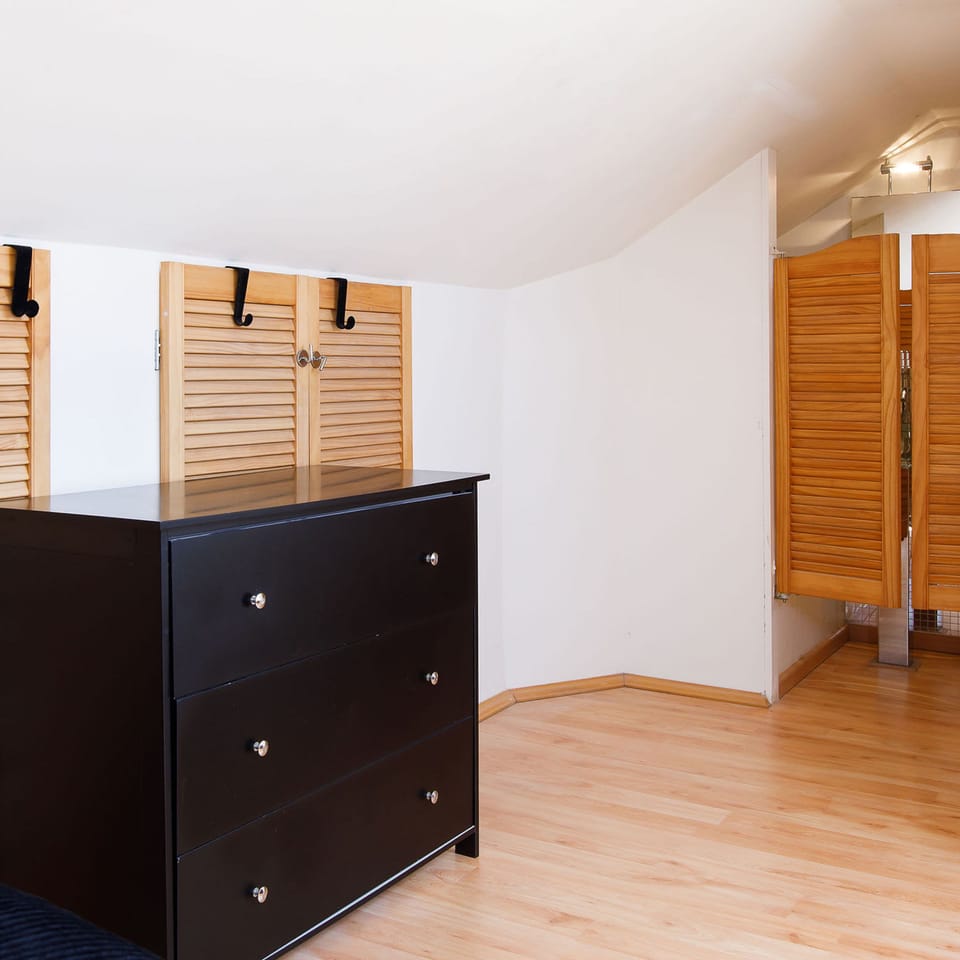 House | 4 bedrooms, desk, iron/ironing board, high-speed internet