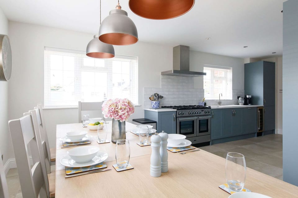 House | 4 bedrooms, desk, iron/ironing board, Internet
