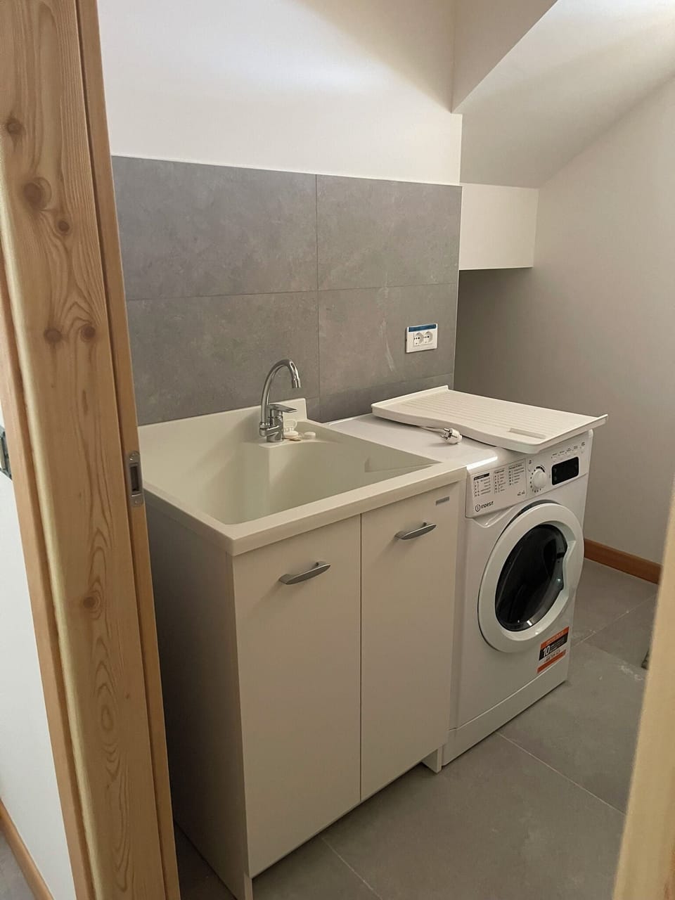 Design Chalet, Mountain View | Bathroom | Shower, rainfall showerhead, free toiletries, hair dryer