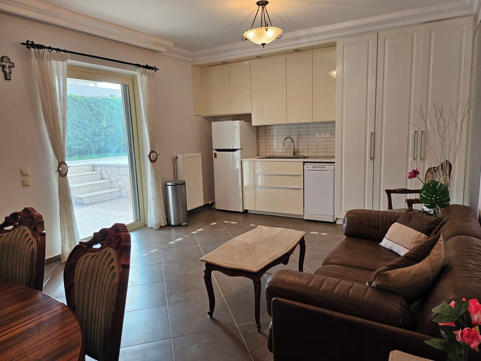 Condo, 1 Bedroom, Terrace, Garden View | Living area | Books