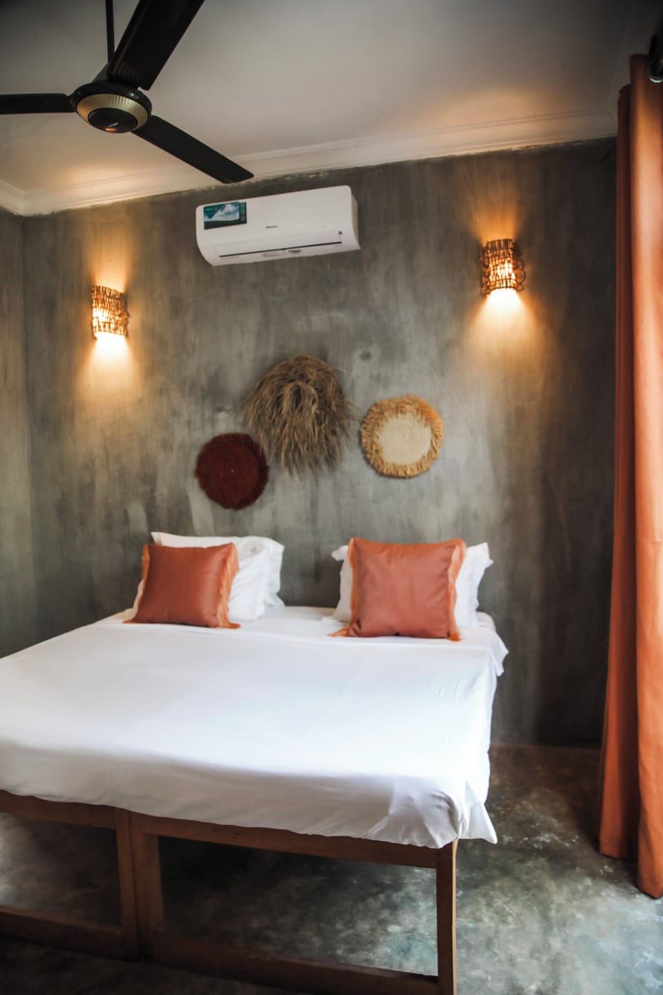 Deluxe Double Room, Bathtub | Individually decorated, bed sheets