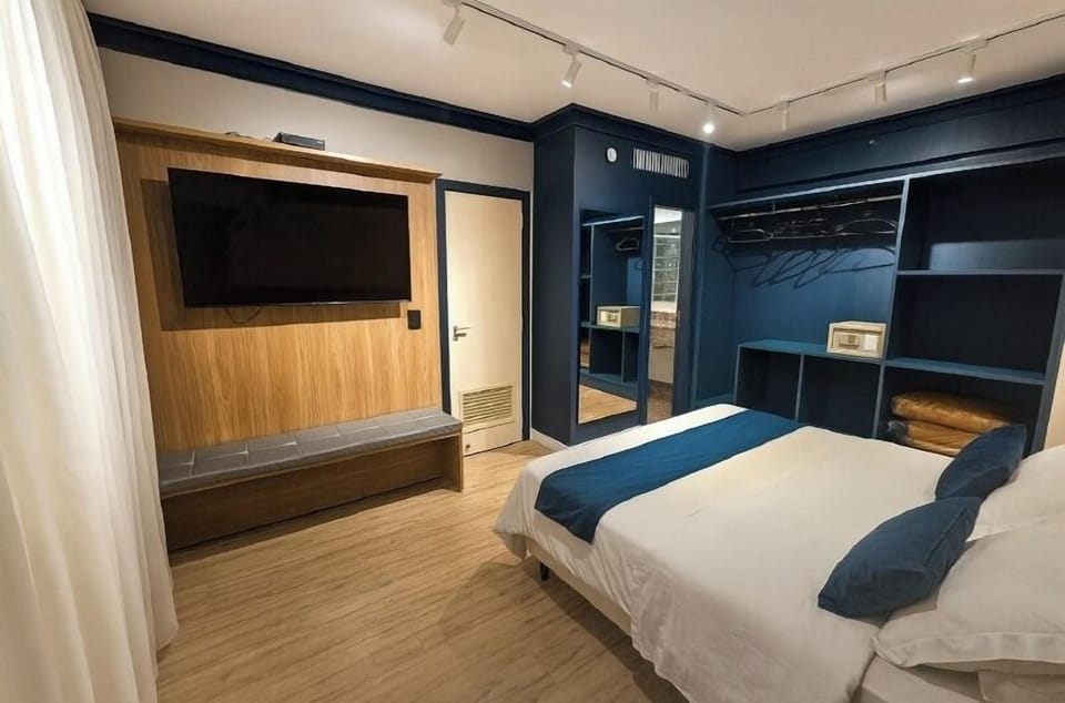 Studio Suite | Minibar, in-room safe, desk, iron/ironing board