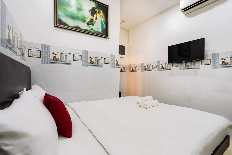 Standard Single Room, 1 King Bed, Non Smoking, No Windows | Hypo-allergenic bedding, pillowtop beds, minibar, soundproofing
