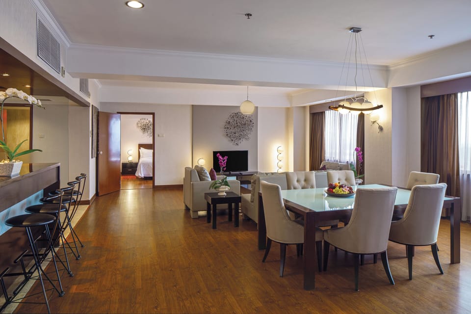 Presidential Suite | Living area | 40-inch LCD TV with cable channels, fireplace