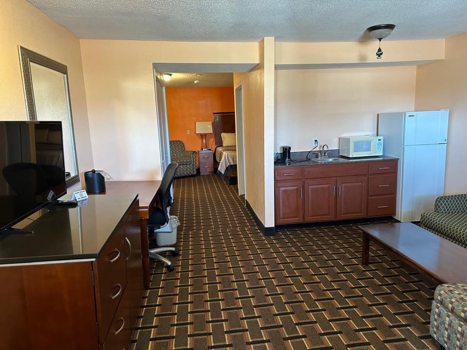 Room, 1 Queen Bed | Desk, iron/ironing board, free WiFi, bed sheets