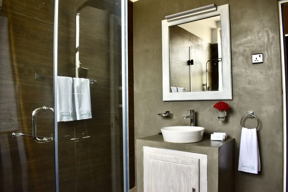 Deluxe Double Room, Balcony, Ocean View | Bathroom | Shower, rainfall showerhead, free toiletries, hair dryer