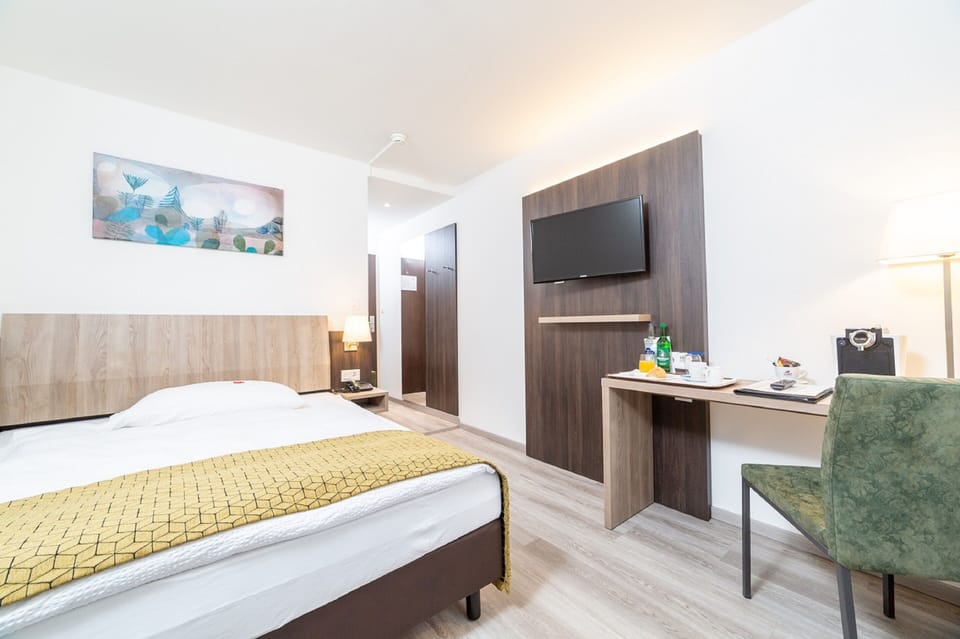 Modern Queen Room | In-room safe, individually decorated, individually furnished, desk