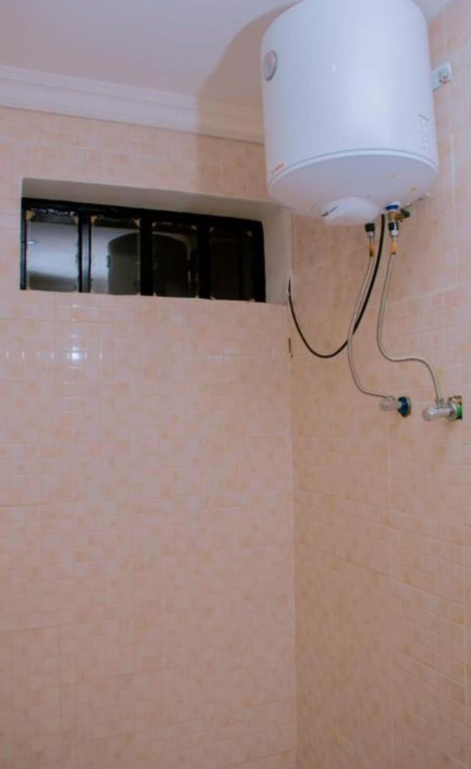 Shower, rainfall showerhead, free toiletries, slippers
