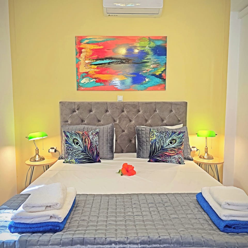 Classic Studio Suite, Pool View | Hypo-allergenic bedding, in-room safe, individually decorated