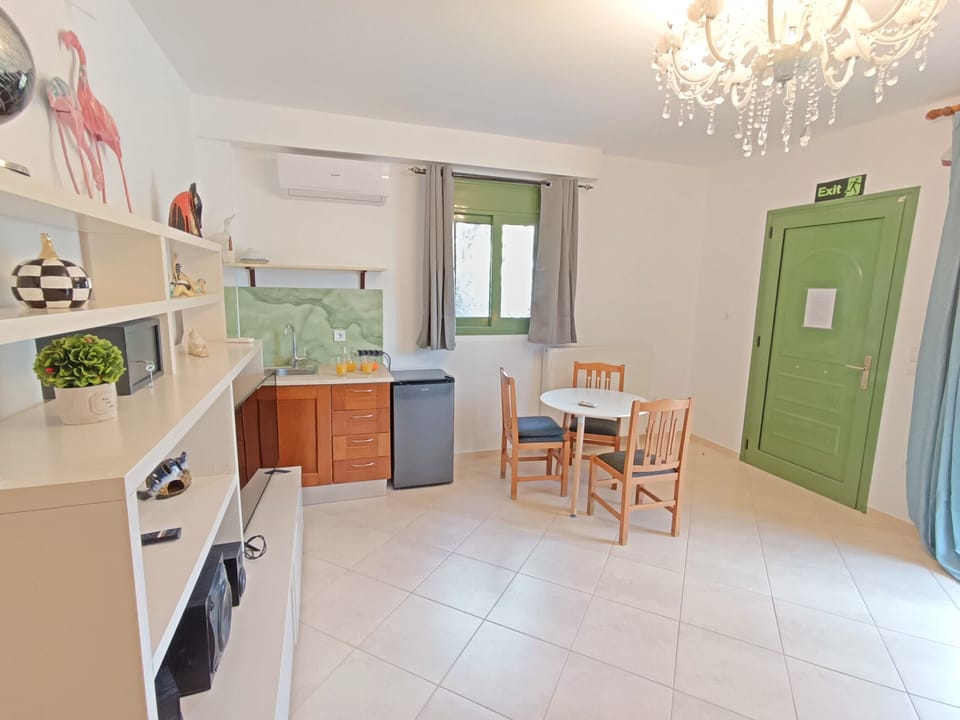 Comfort Studio Suite, Pool View | In-room dining