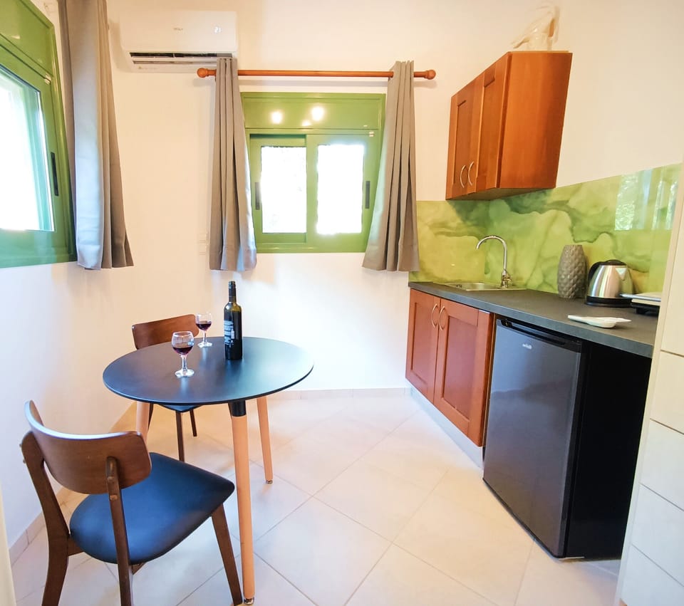 Superior Suite, Sea Facing | In-room dining