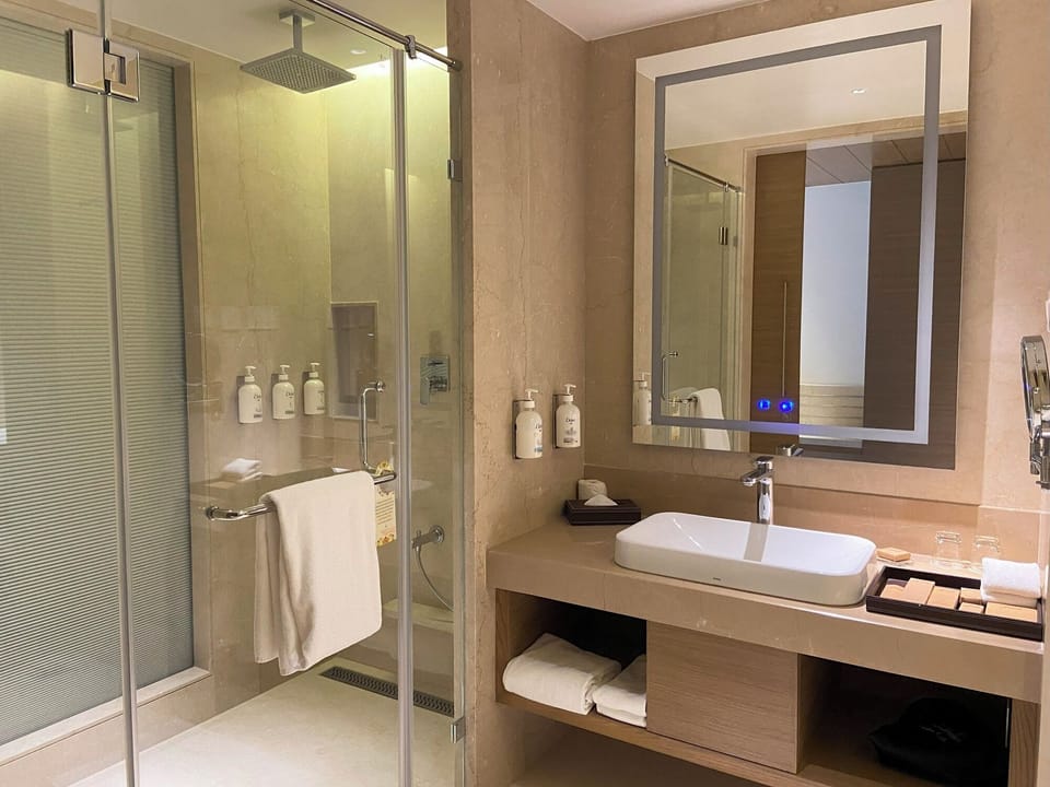 Shower, rainfall showerhead, free toiletries, hair dryer