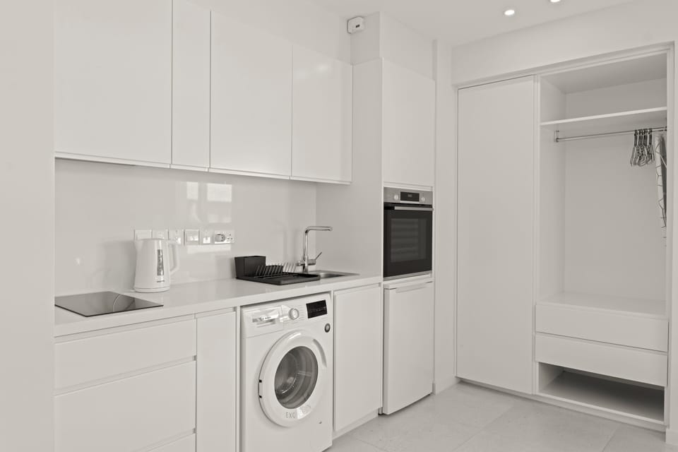 Luxury Studio | In-room safe, blackout drapes, iron/ironing board, WiFi (free)