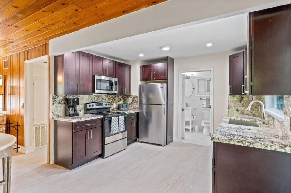 House, 5 Bedrooms | Private kitchen | Fridge, oven, coffee/tea maker, toaster