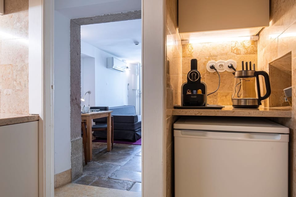 Basic Twin Room | Private kitchenette | Mini-fridge, microwave, stovetop, espresso maker