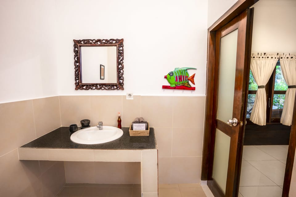 Garden Room | Bathroom | Shower, towels