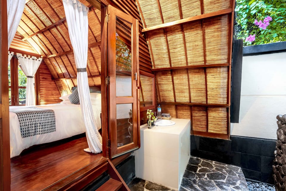 Sasak Bungalow | Bathroom | Shower, towels