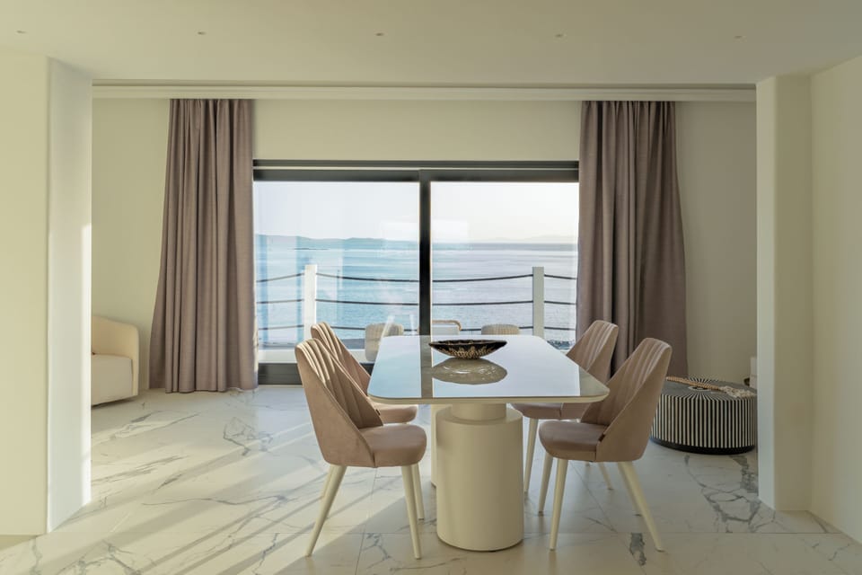 Junior Suite with Sea View | Living area