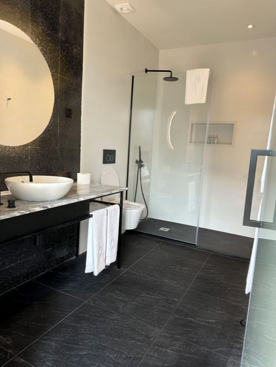Deluxe Superior Room | Bathroom | Shower, hair dryer, bathrobes, slippers