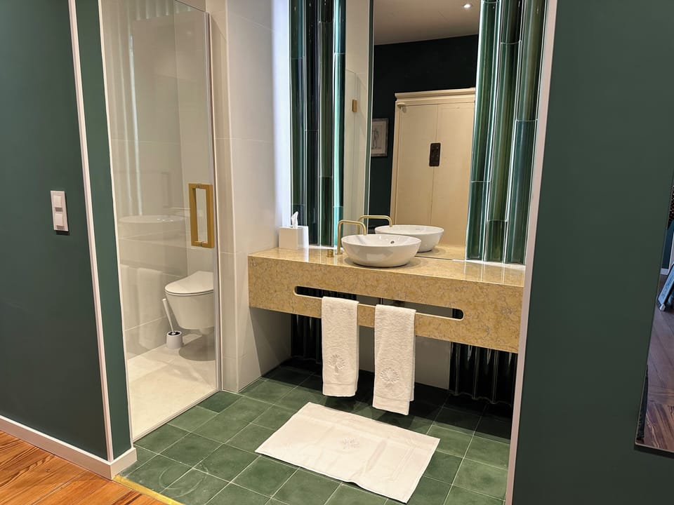 Junior Suite | Bathroom | Shower, hair dryer, bathrobes, slippers